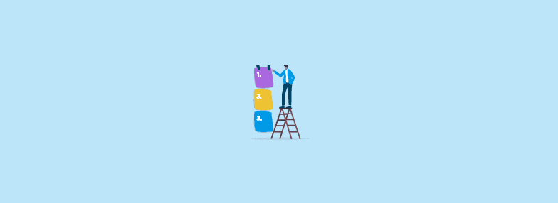 Personagem em cima de uma escada organizando cartões de prioridade simbolizando o gerenciamento de projetos simples