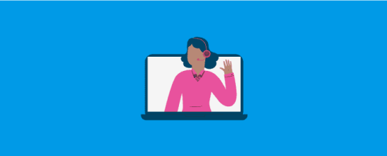 Mulher na tela de um notebook com fones de atendimento representando o customer experience