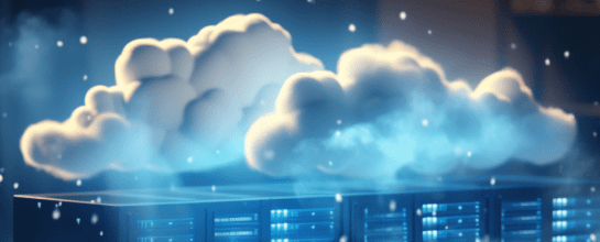 Nuvens sobre os computadores representando o sistema SaaS